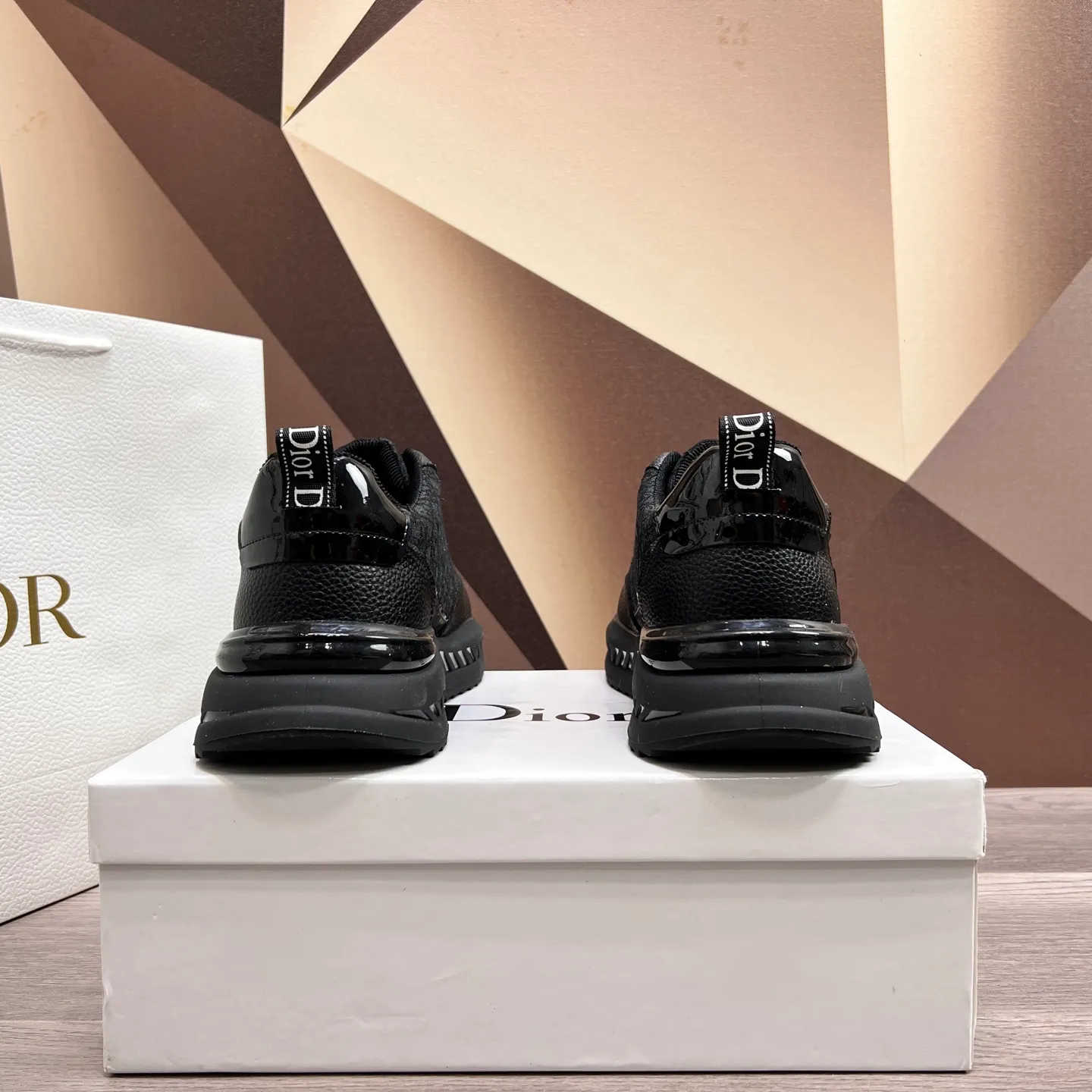 Factory price: 438💰Dior original quality.~ Unique modern style sneakers. 🏃A must-have casual shoe for trendy men😍😍 Imported cowhide fabric, sheepskin foot pads (refuse to discolor and grind feet) soles: Original soles specially provided by the original factory, French lazy style design ⚠️Fit to the feet, original quality, super comfortable original soles. It’s like shooting the real thing🎬The real thing is better, high-quality sneakers, men’s shoe size: 38-44 (45 and 46 can be customized)